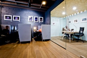 Moderne kontor med arbeidsplasser og glassmøterom